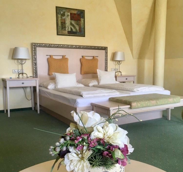 Hetkuti Wellness Hotel Mór Zewnętrze zdjęcie